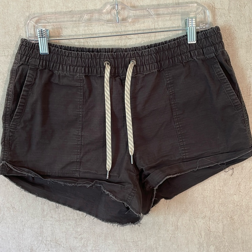 Vuori faded black short shorts size medium. 98% cotton. 4 pockets. Elastic waist